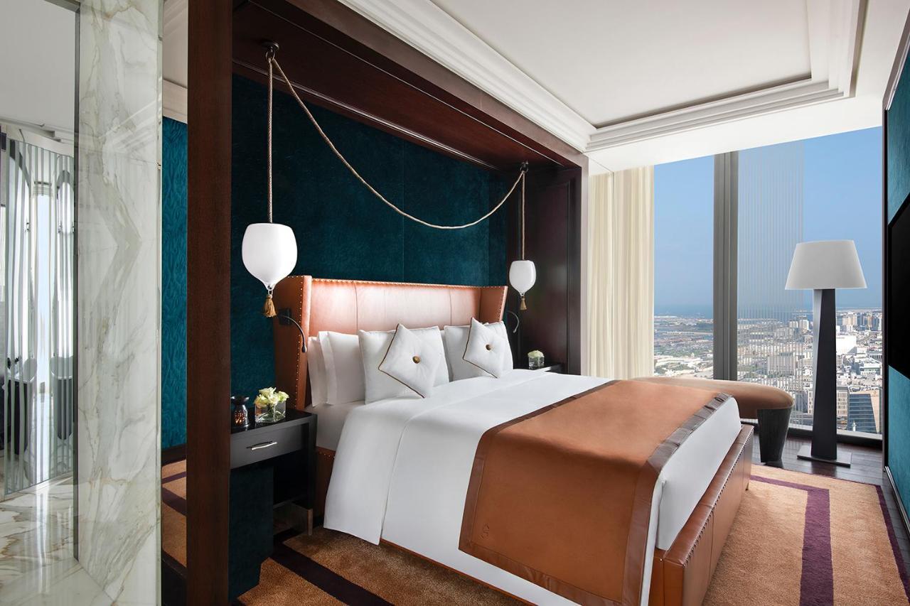 Banyan Tree Doha At La Cigale Mushaireb Екстериор снимка A bedroom at the Ritz-Carlton, DIFC